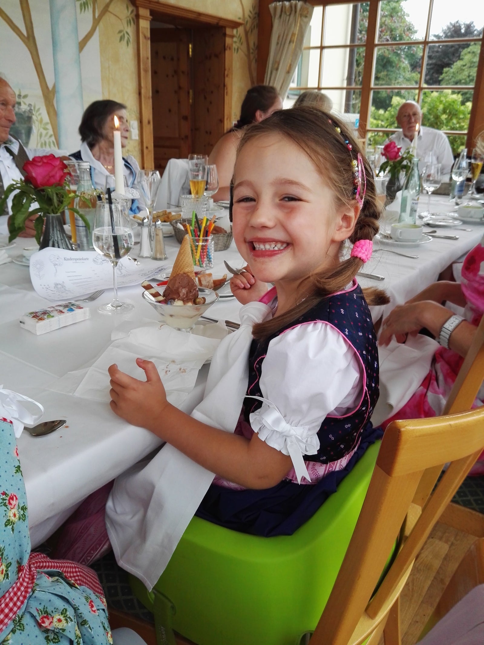 So entspannt kann das gemeinsame Essen mit Kindern sein Praktische Sitzerhöhungen für Kinderstühle - Koru Deutschland GmbH