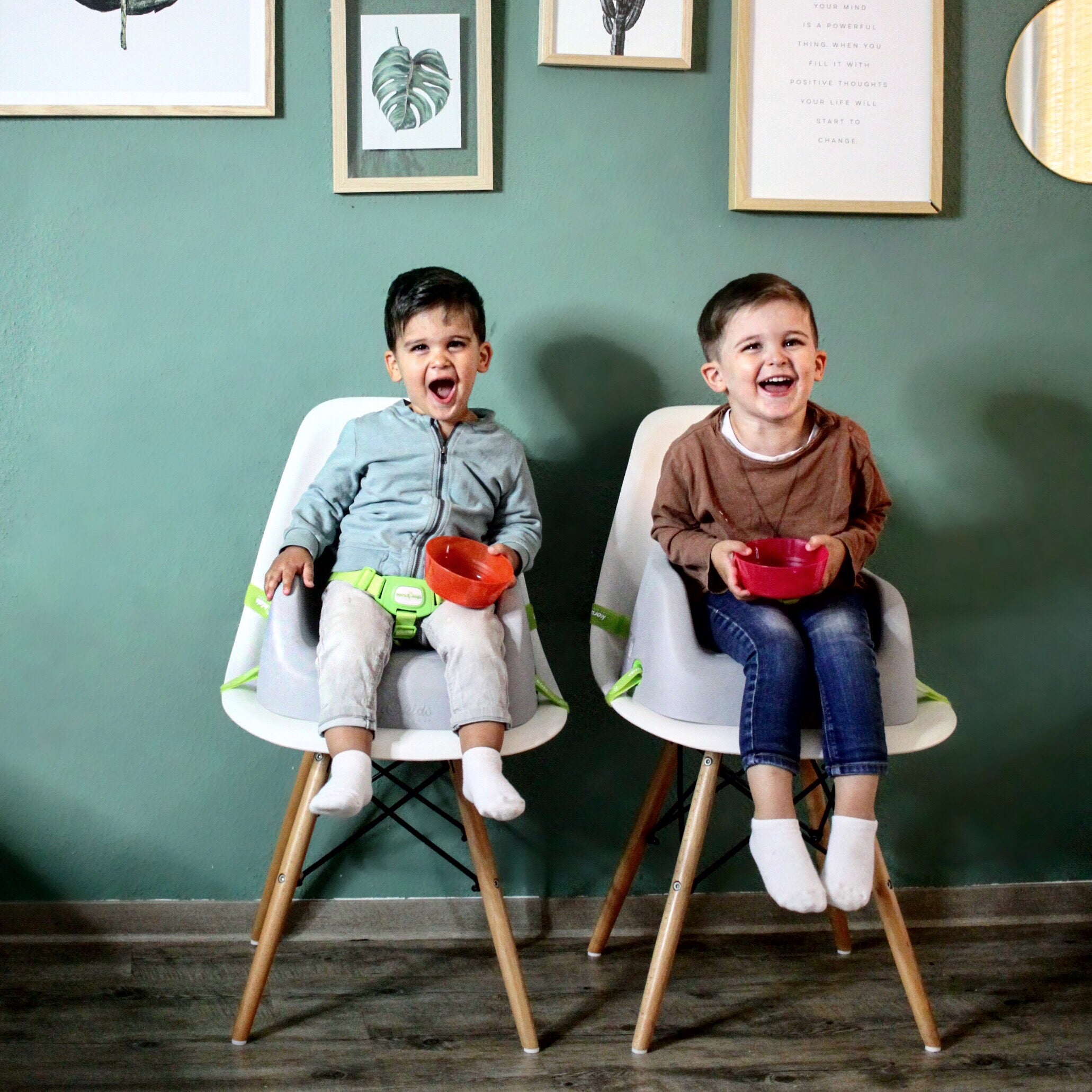 Zwei Kinder die auf Sitzerhöhungen von Koru Kids sitzen Toddler Booster